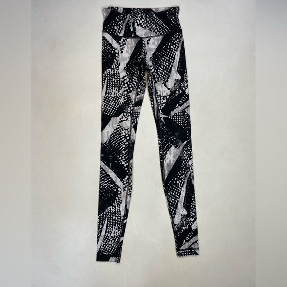 LULULEMON Wunder Under Leggings Women Size 2 Pattern Black White - Picture 1 of 6
